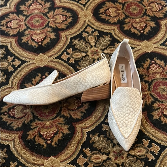 Steve Madden Cream and Gold Flats with Pointed Toe and Textured Design - Picture 5 of 6